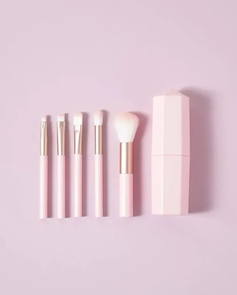 Set de 5 brochas de maquillaje con estuche DAISO